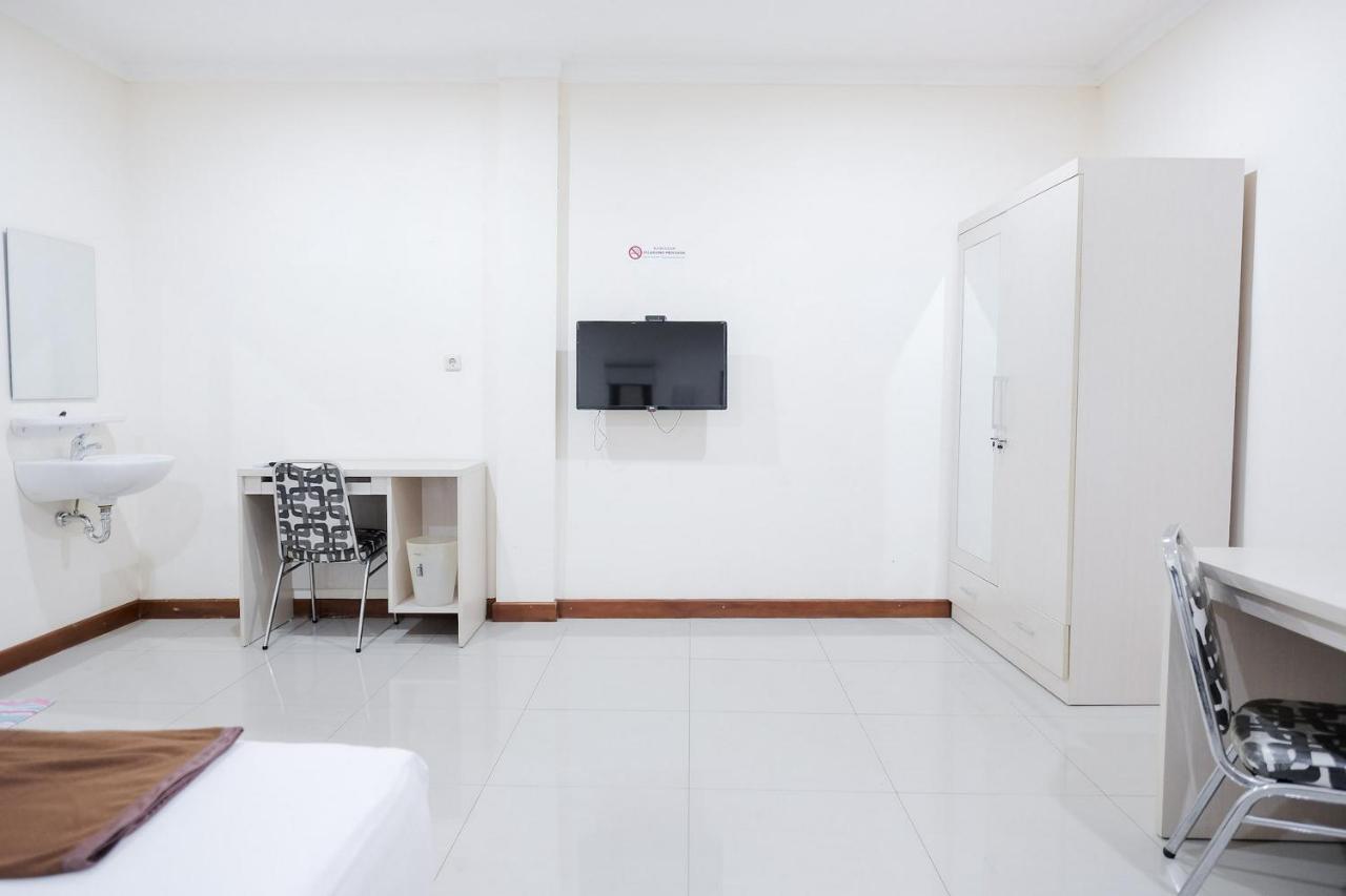 ג'קרטה Wisma Delapan Mitra Reddoorz מראה חיצוני תמונה